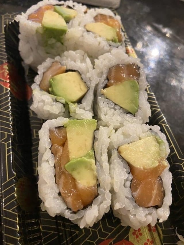 S5. Salmon Avocado Roll.